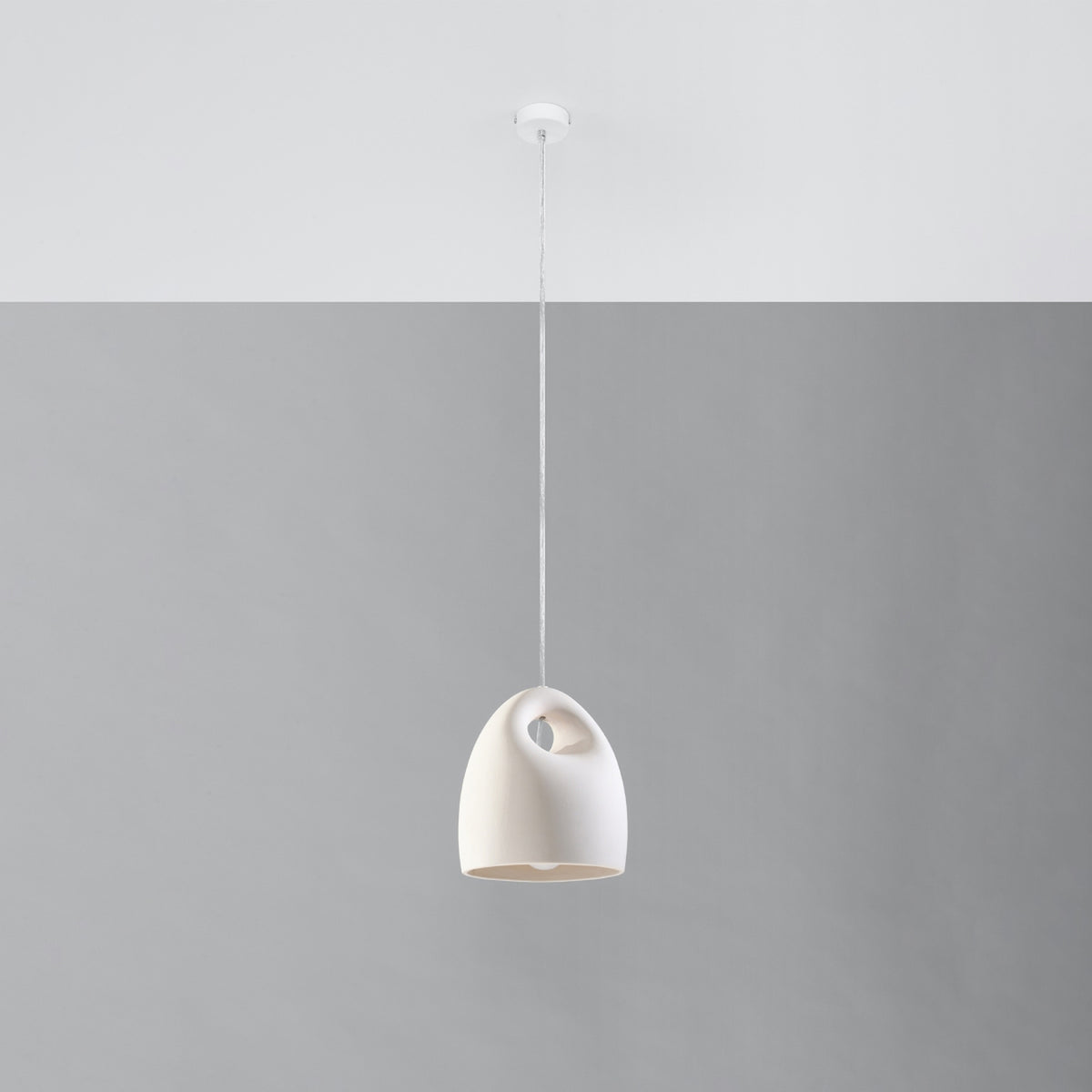 Lampe suspension complète de face sur fond clair, abat-jour ovoïde et câble tressé