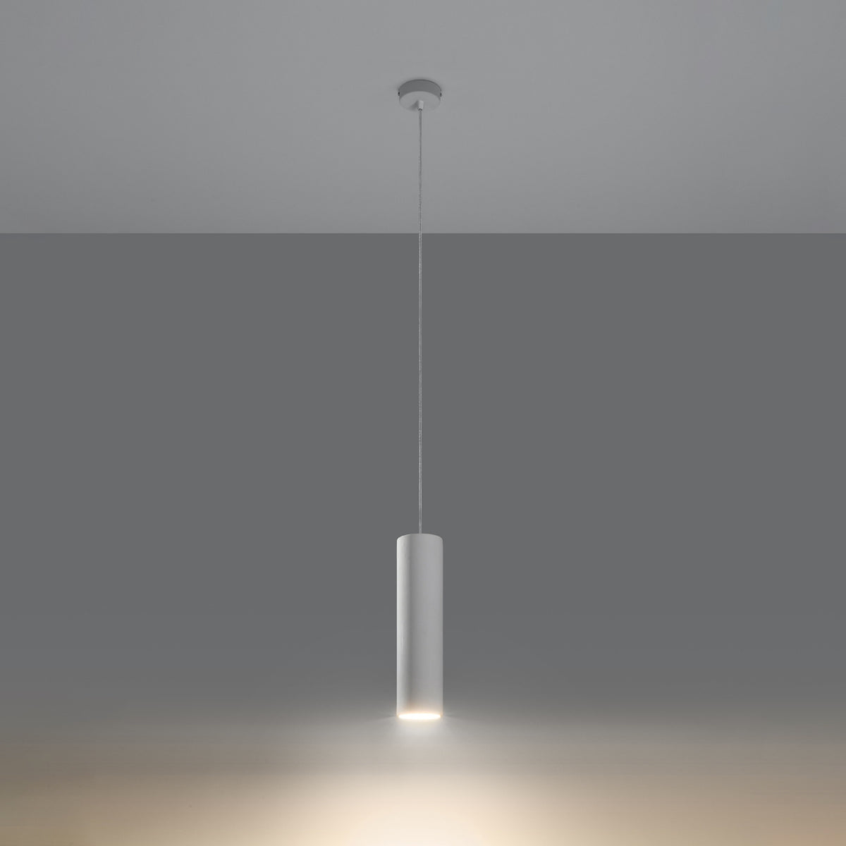 Mise en ambiance nocturne du luminaire allumé diffusant une lumière chaude vers le bas.