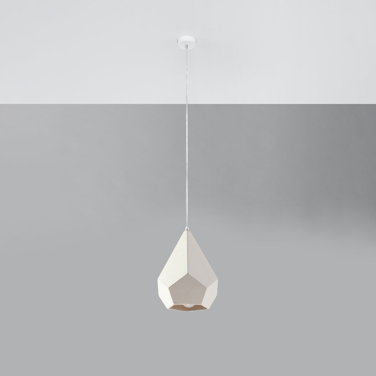 Lampe pendante blanche suspendue au plafond sur fond gris clair uniforme, éclairage éteint.