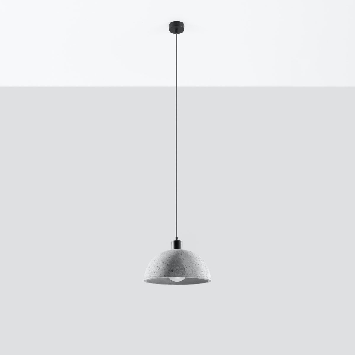 Photographie produit sur fond blanc, lampe pendante complète avec câble et fixation plafond.