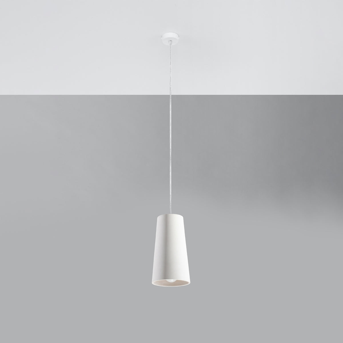 Lampe pendante blanche présentée de face sur fond gris neutre, câble textile tressé