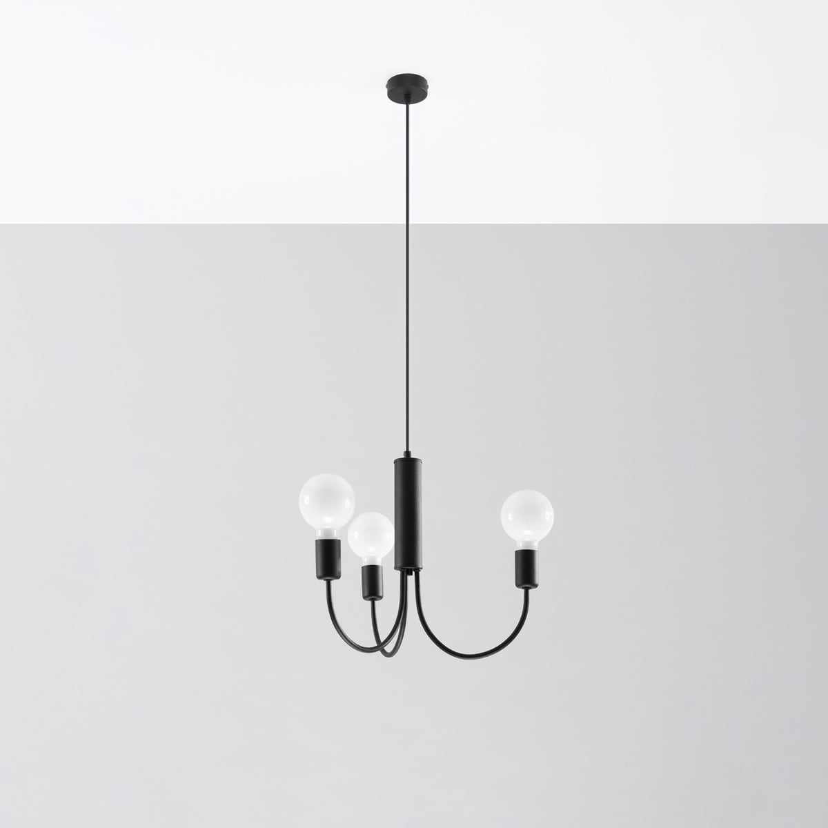 Vue entière du luminaire suspendu, câble et rosace noire visibles en hauteur