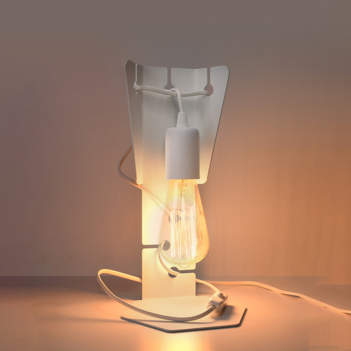 Lampe allumée diffusant une lumière chaude orangée dans une pièce sombre