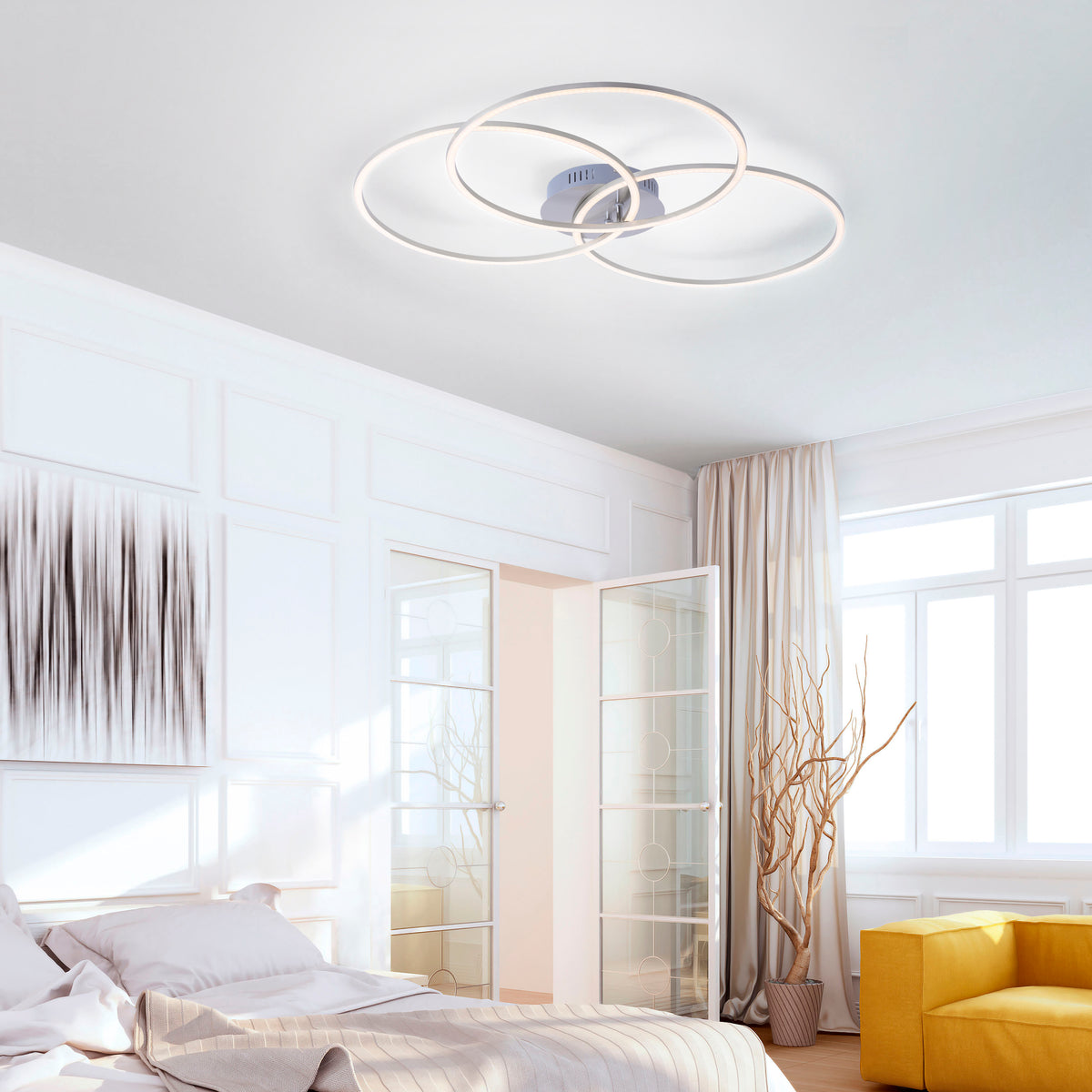 Mise en ambiance dans une chambre blanche, plafonnier à anneaux allumé fixé au plafond