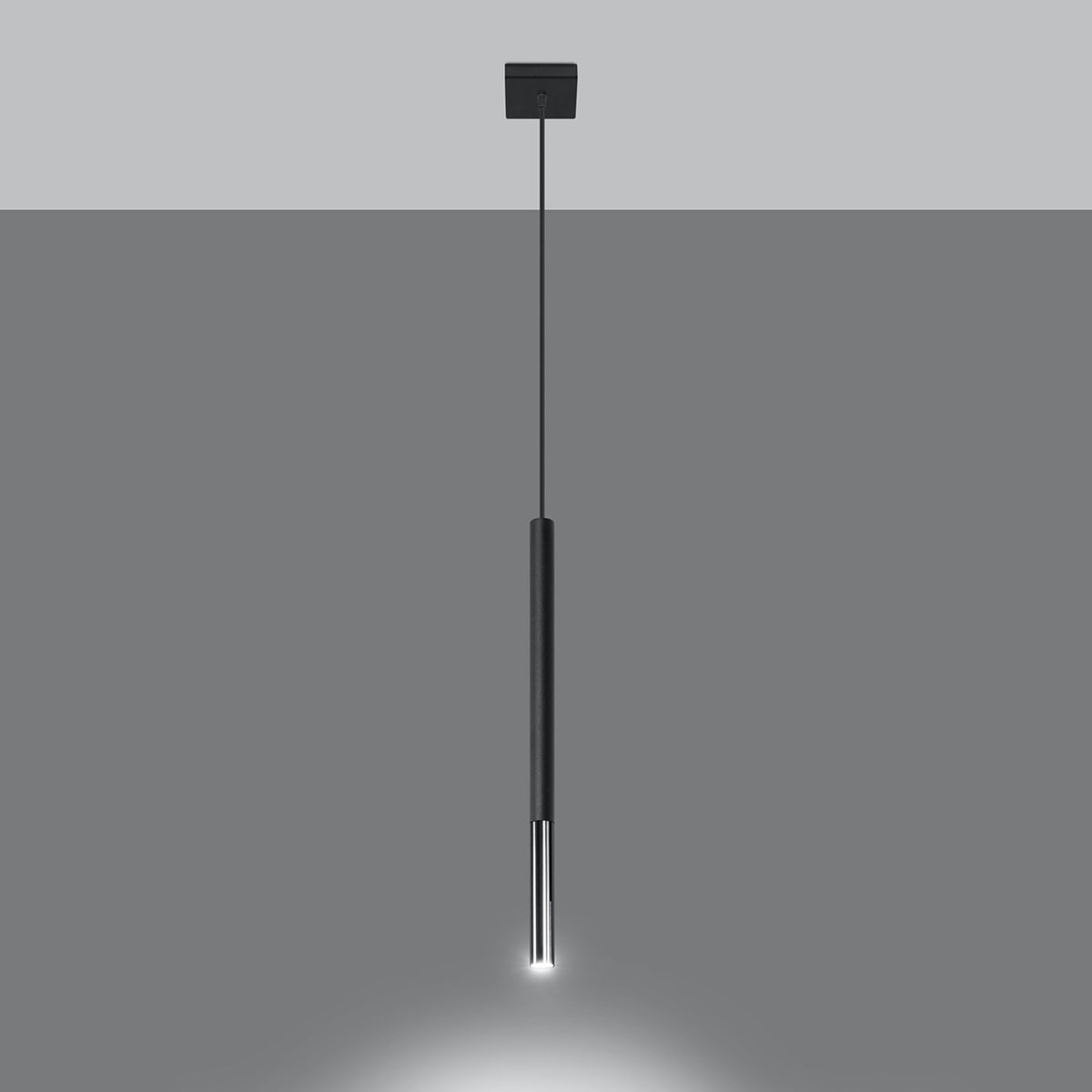 Suspension allumée diffusant une lumière blanche vers le bas sur fond gris foncé.