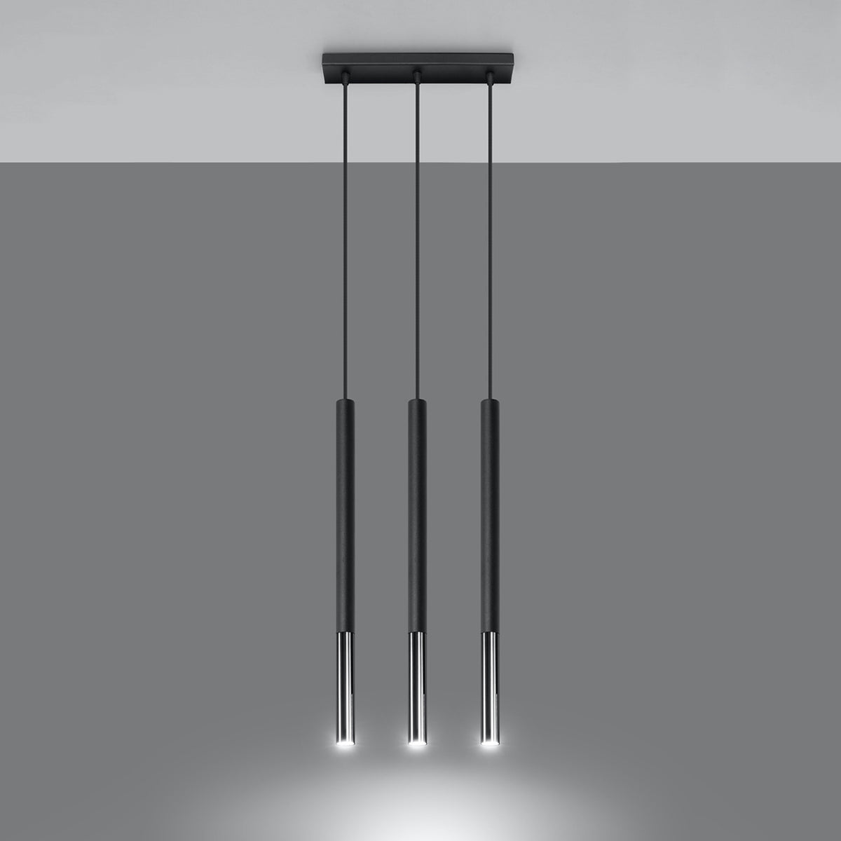 Luminaire allumé sur fond gris, halo lumineux sous chaque tube