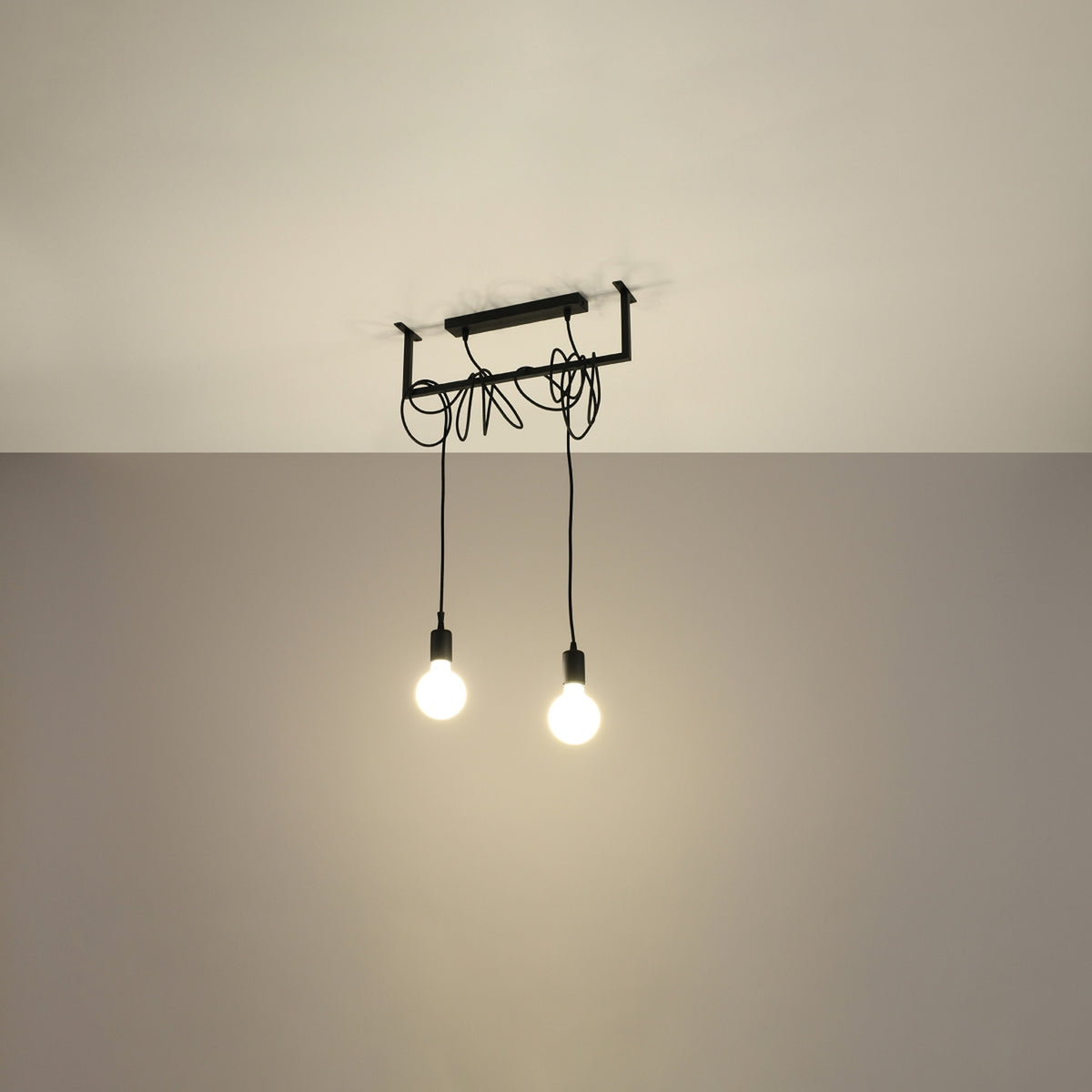 Mise en ambiance avec ampoules allumées, suspension noire sur fond beige.