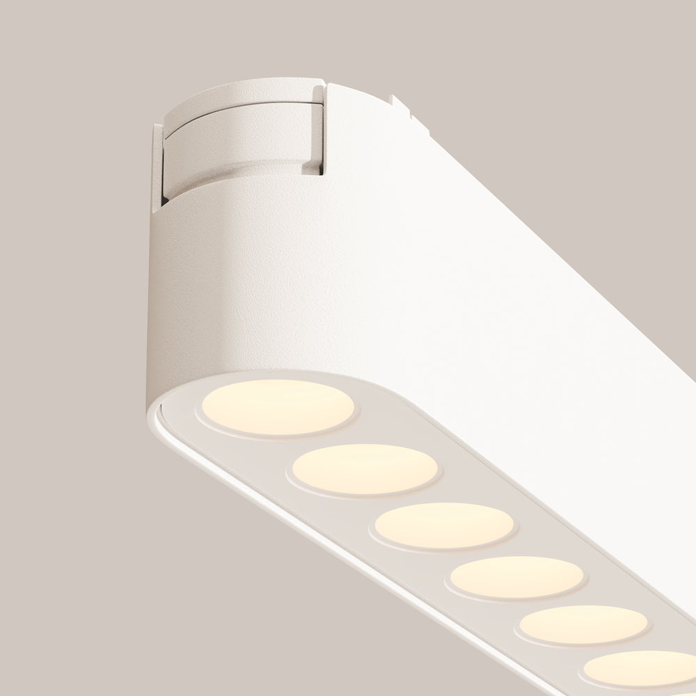 Détail rapproché du projecteur allumé, disques lumineux chauds alignés