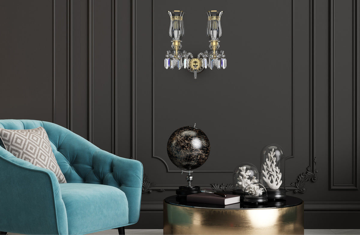 Mise en ambiance murale sur boiseries anthracite, près d'un fauteuil turquoise.