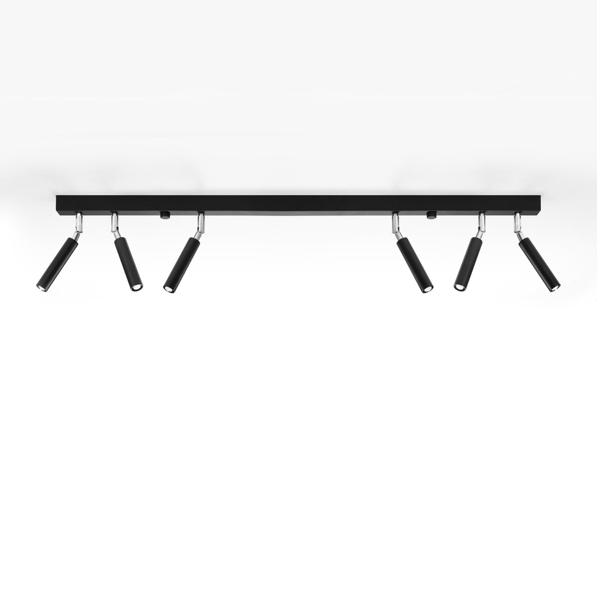 Vue du plafonnier fixé au plafond blanc, spots noirs orientables vers le bas.