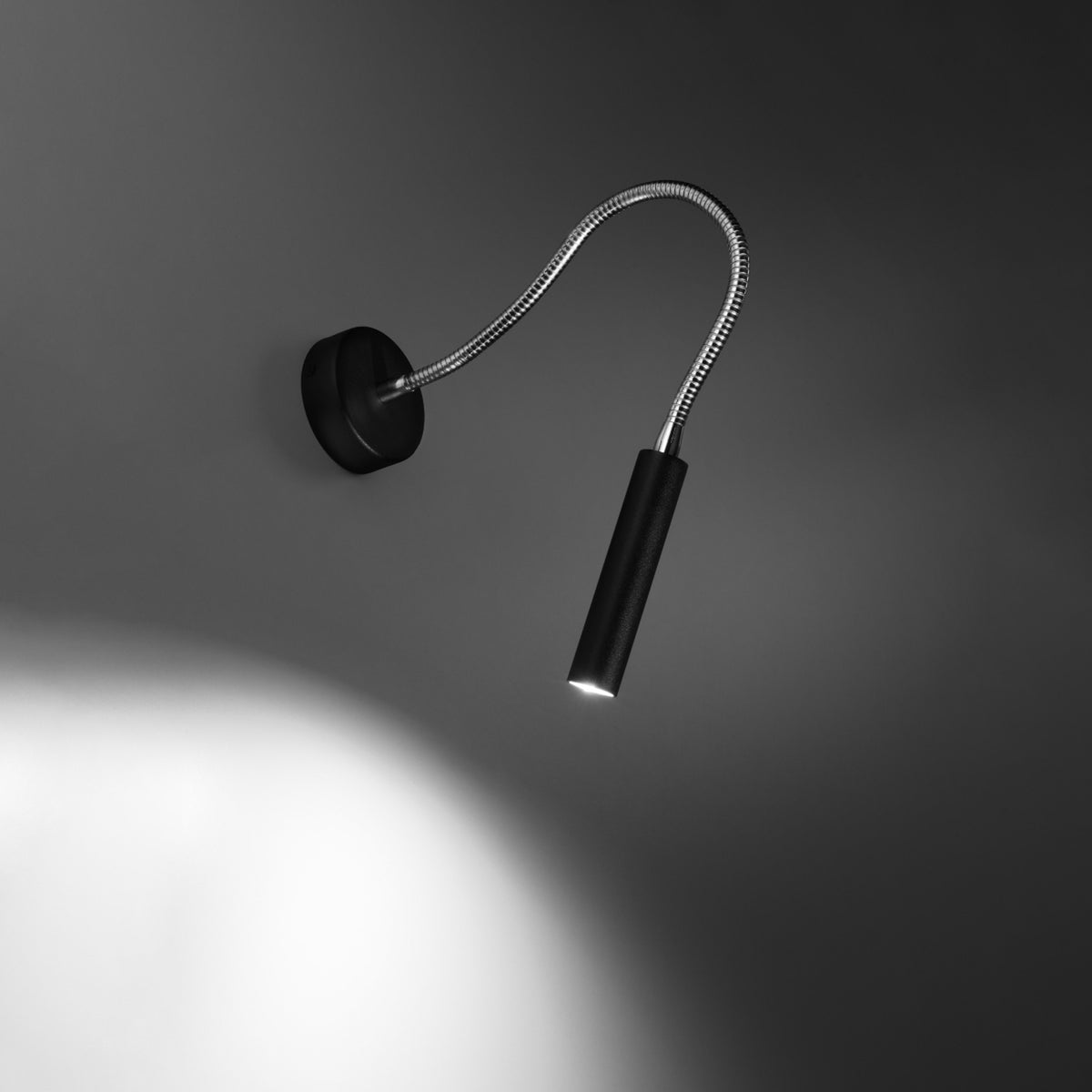 Applique allumée dans la pénombre, faisceau lumineux projeté par la tête cylindrique orientable