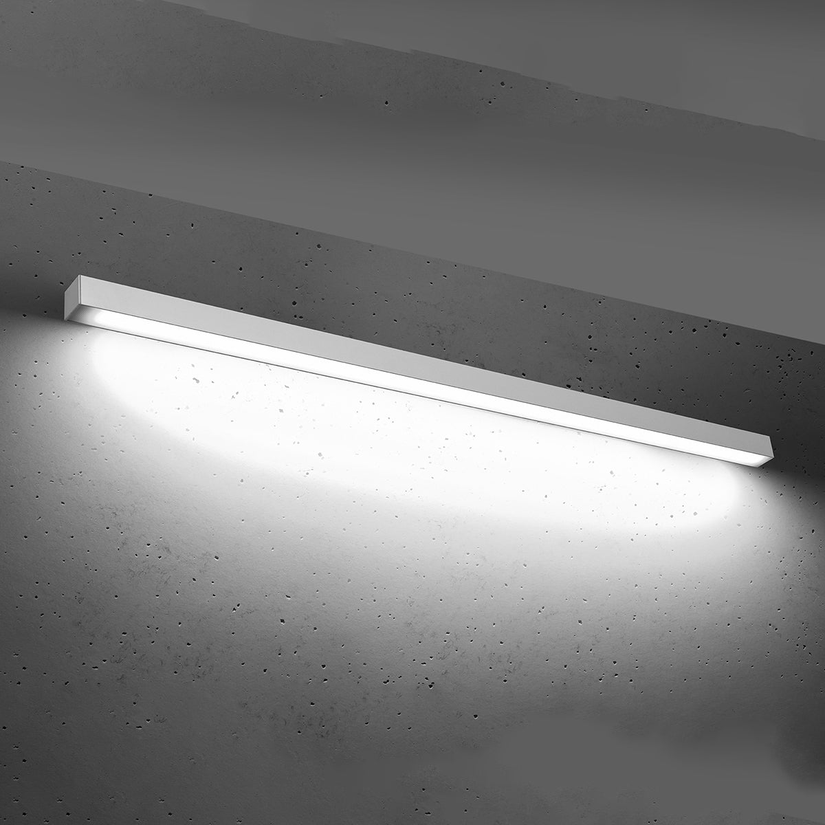 Applique allumée projetant un large halo de lumière blanche sur le mur