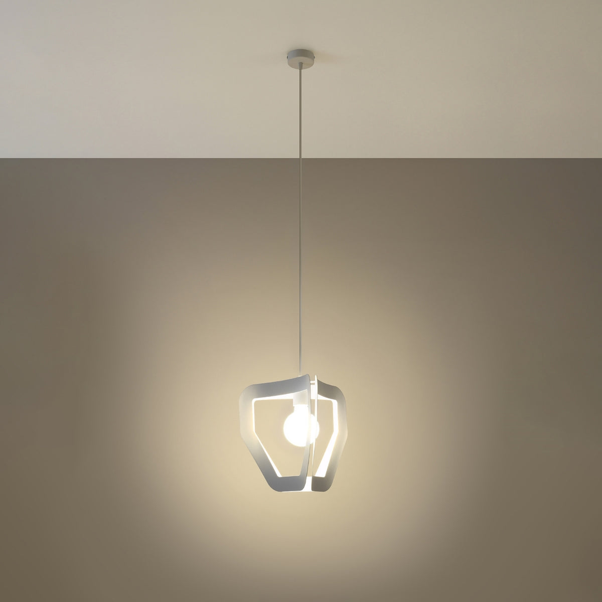 Lampe allumée dans une pièce sombre, halo de lumière chaude autour de l'abat-jour