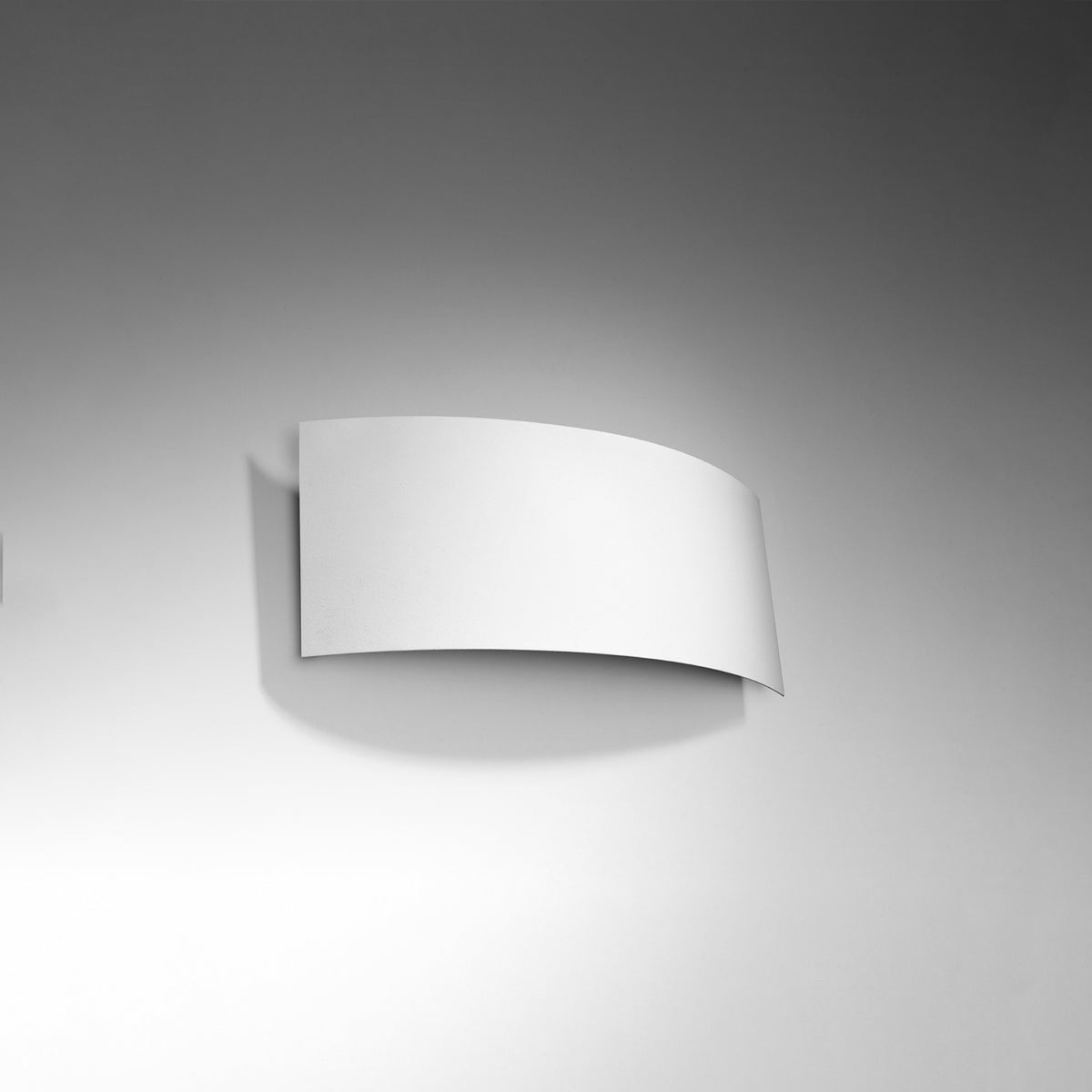 Vue de trois quarts de l'applique fixée au mur, éteinte, ombre portée douce.