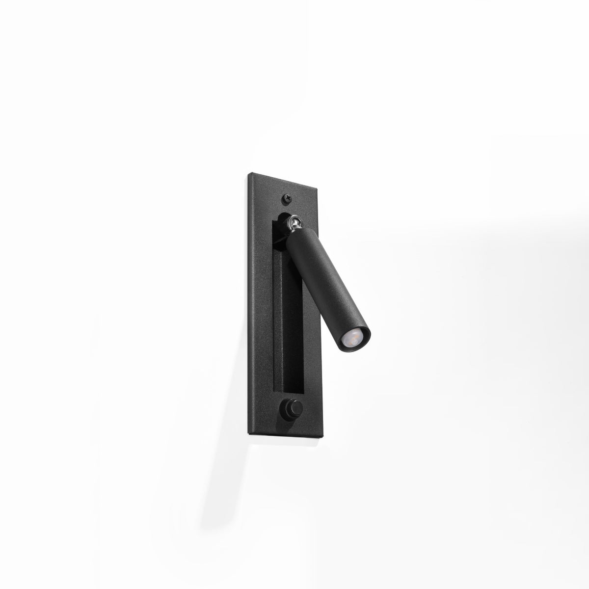 Vue de face de l applique noire avec long support rectangulaire et spot cylindrique saillant.