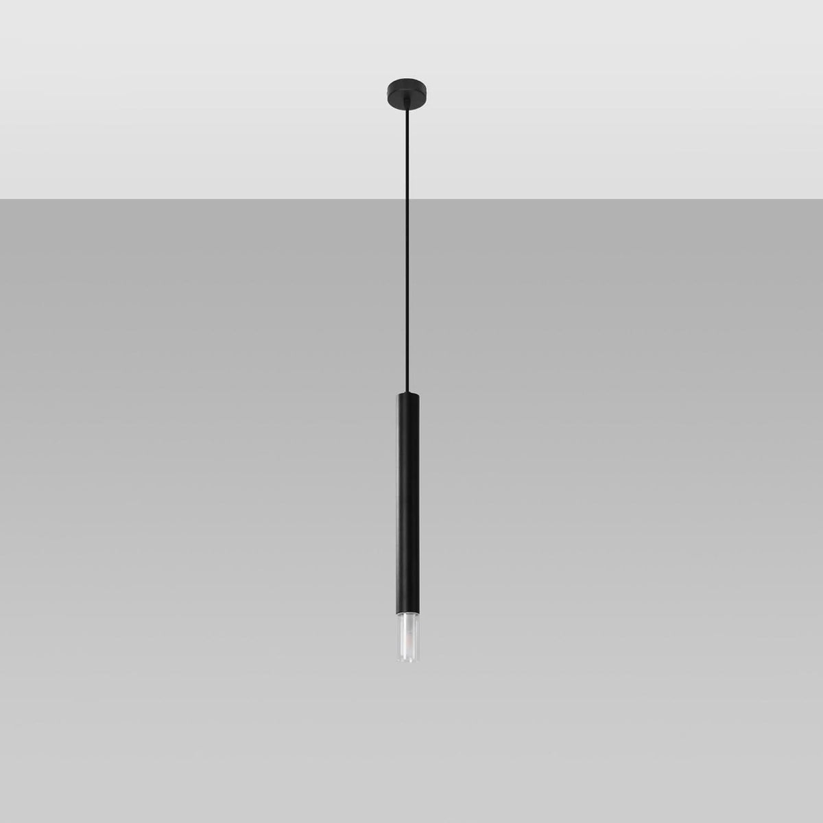 Luminaire suspendu éteint, vu en entier sur fond gris dégradé.
