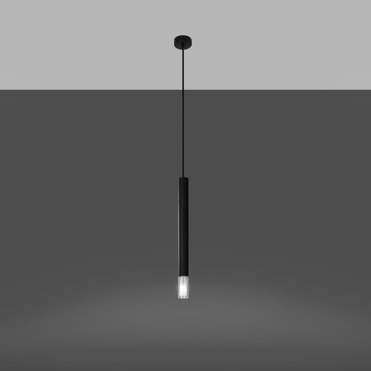 Même luminaire allumé, la partie inférieure en verre diffuse une lumière douce.