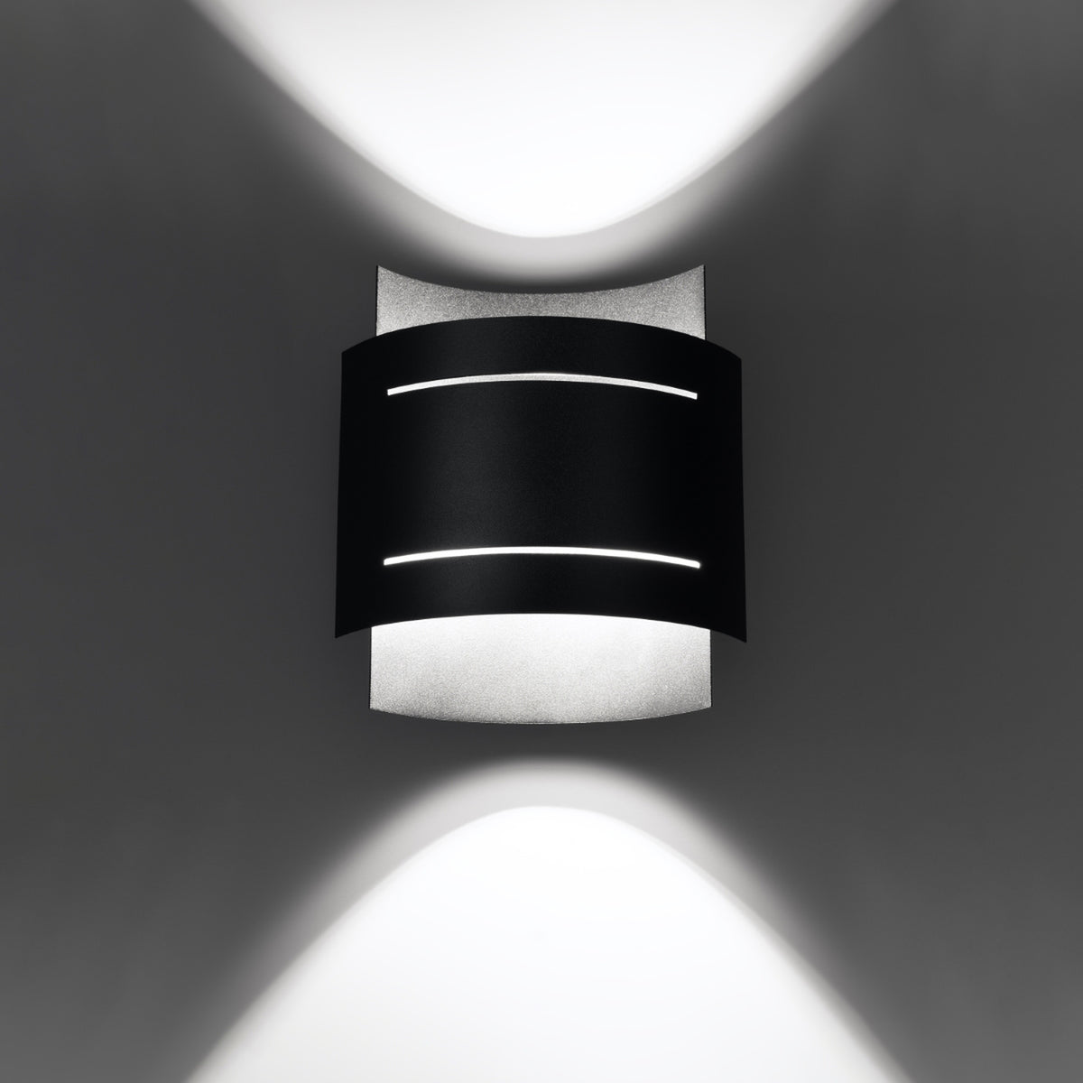 Mise en ambiance nocturne montrant les faisceaux lumineux projetés vers le haut et le bas