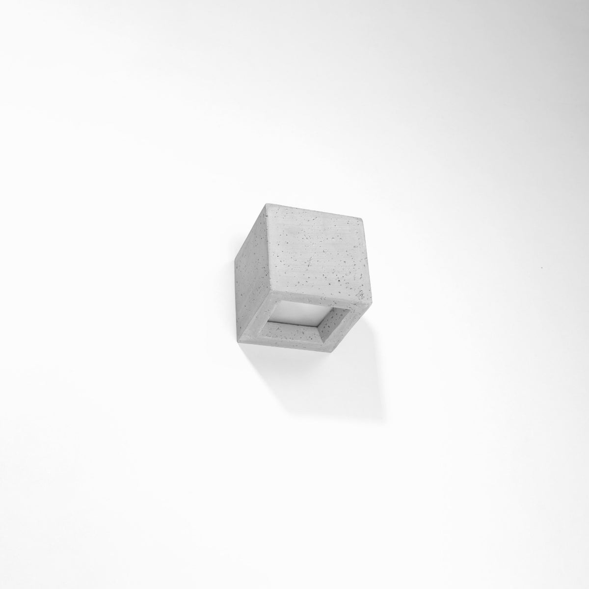 Produit seul sur fond blanc, présenté de trois quarts avec ombre portée.