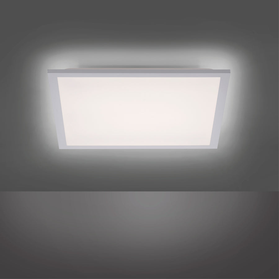 Halo lumineux diffusé par le panneau blanc allumé dans une pièce sombre
