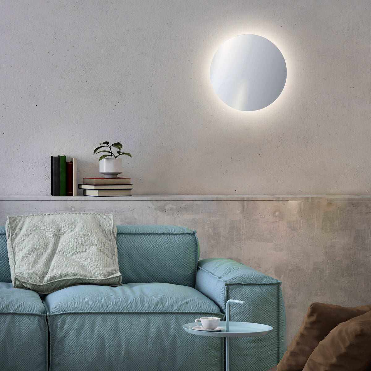 Applique murale allumée diffusant une lumière chaude au-dessus d'un canapé.