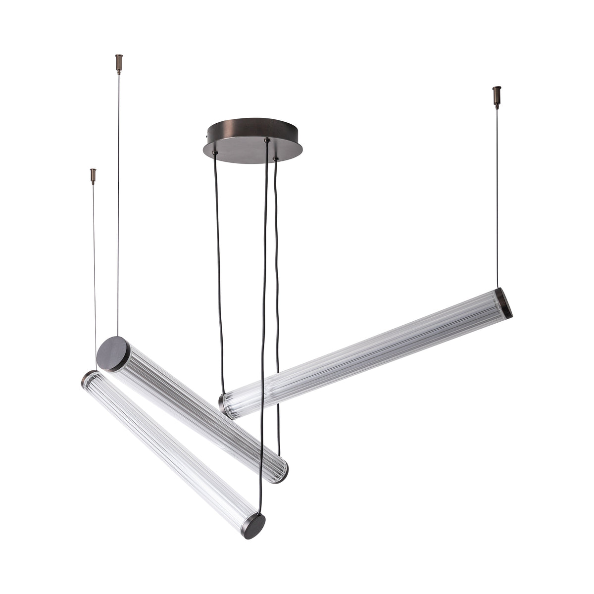 Vue de trois-quarts de la suspension aux trois tubes en verre cannelé et finition titane