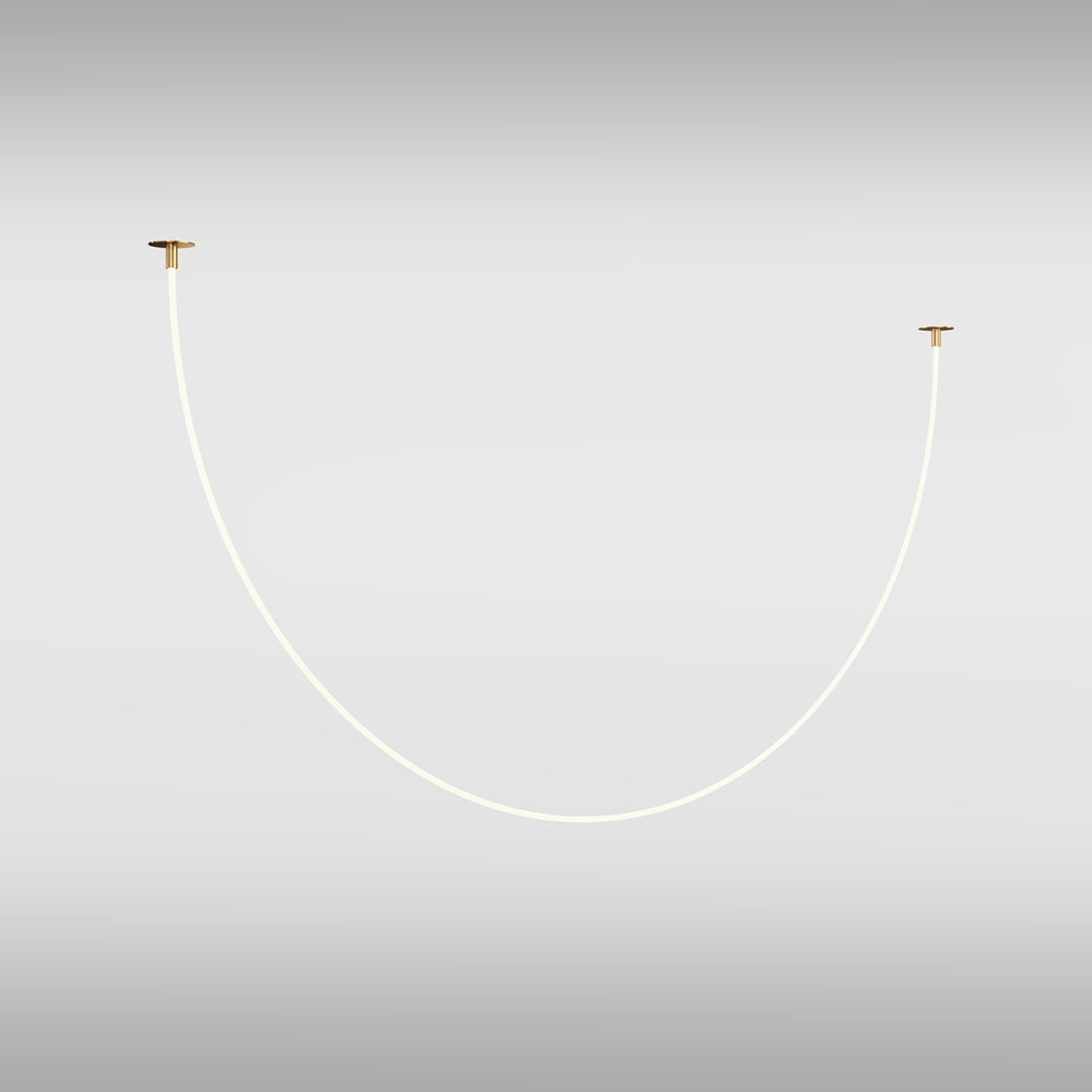 Vue de trois quarts du luminaire doré suspendu, tube LED incurvé éclairé