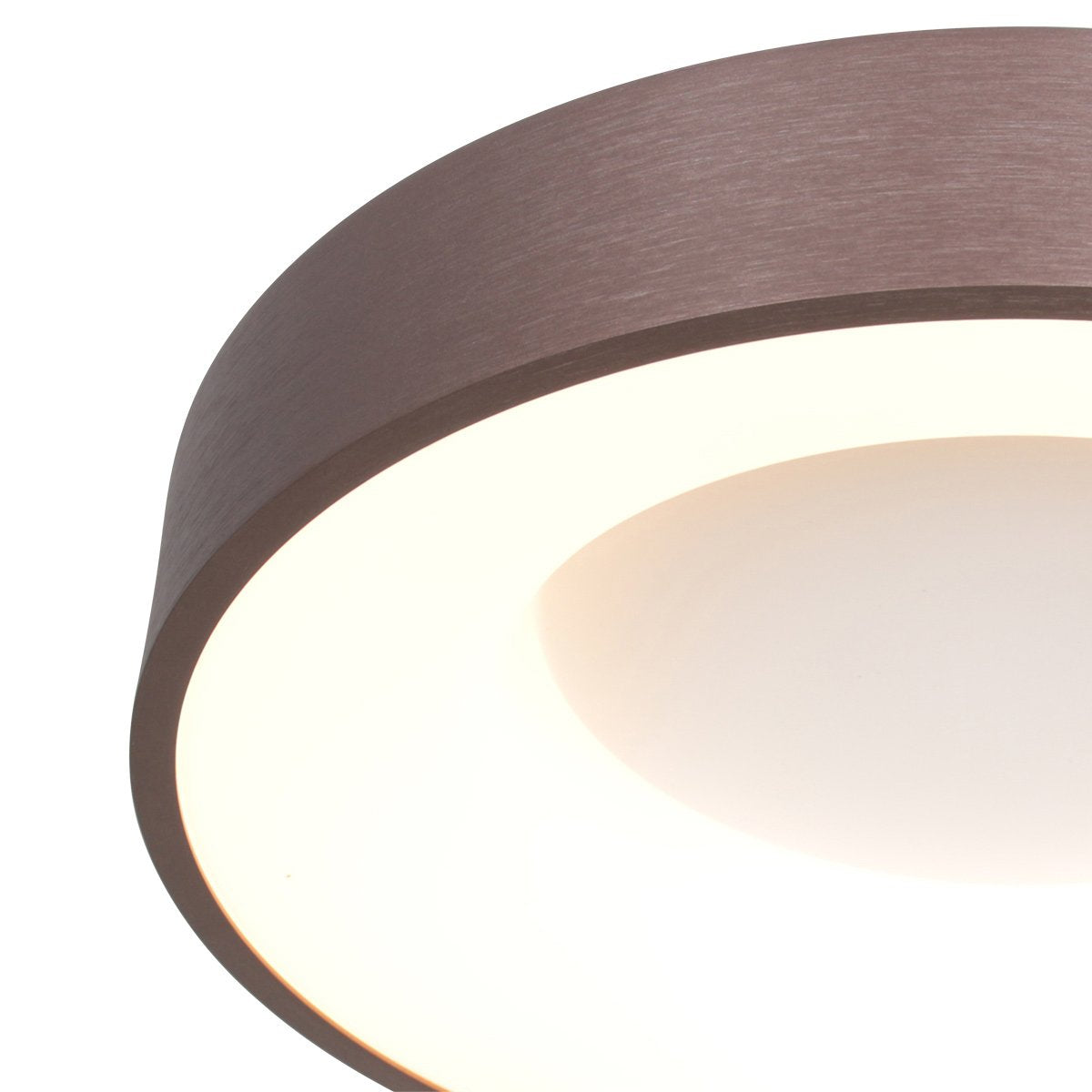 Gros plan sur le bord du cerclage bronze et la lumière chaude diffusée