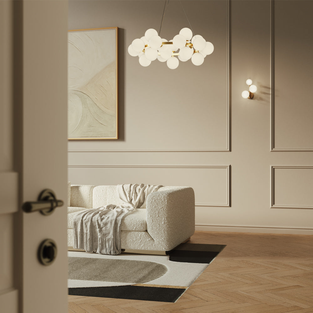 Mise en ambiance dans un salon beige, applique et suspension allumées