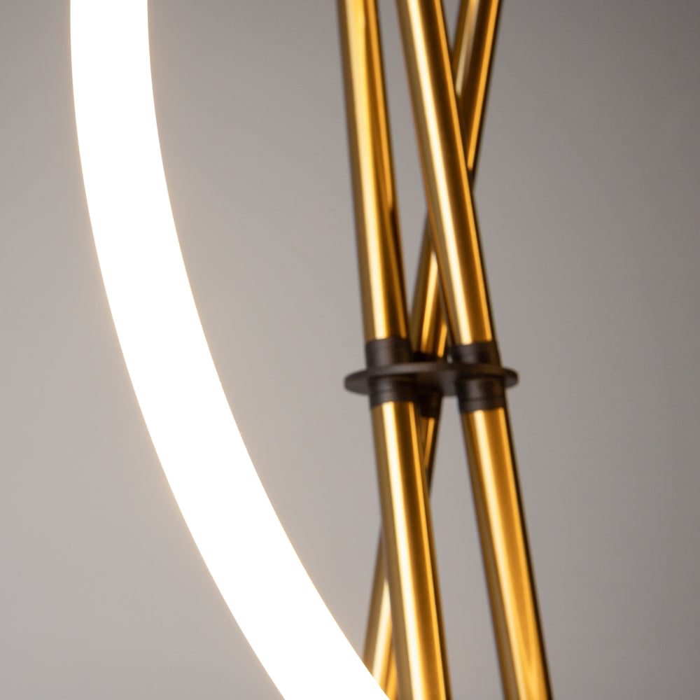 Détail du collier noir reliant les tubes dorés et du ruban LED