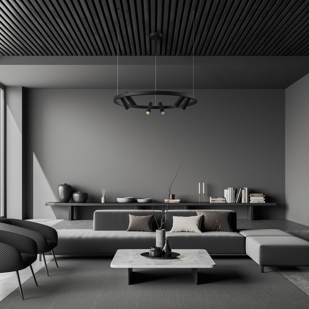 Mise en ambiance dans un salon gris contemporain, suspension allumée au-dessus du canapé