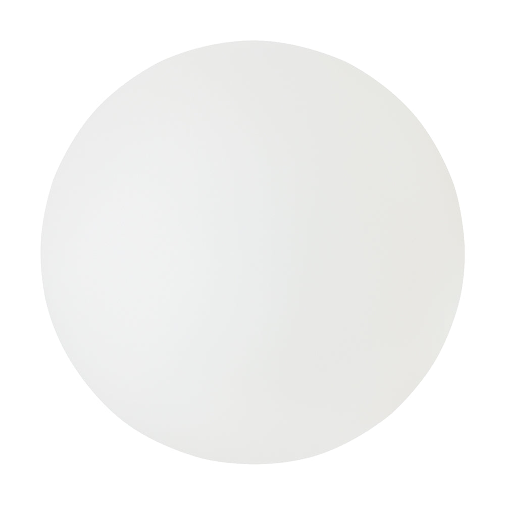 Sphère de verre opalin blanc photographiée seule sur fond blanc neutre.