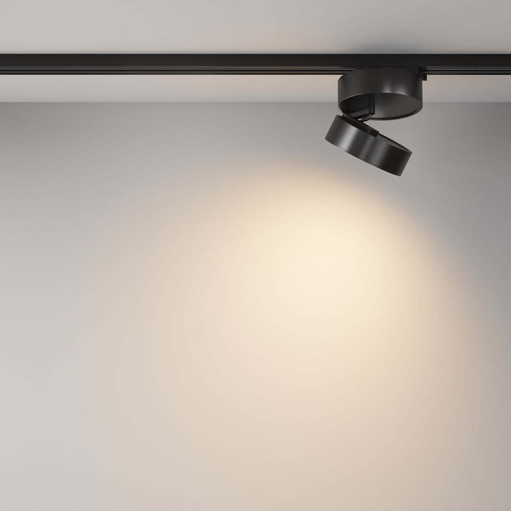 Mise en ambiance : le spot incliné éclaire un mur blanc de sa lumière chaude