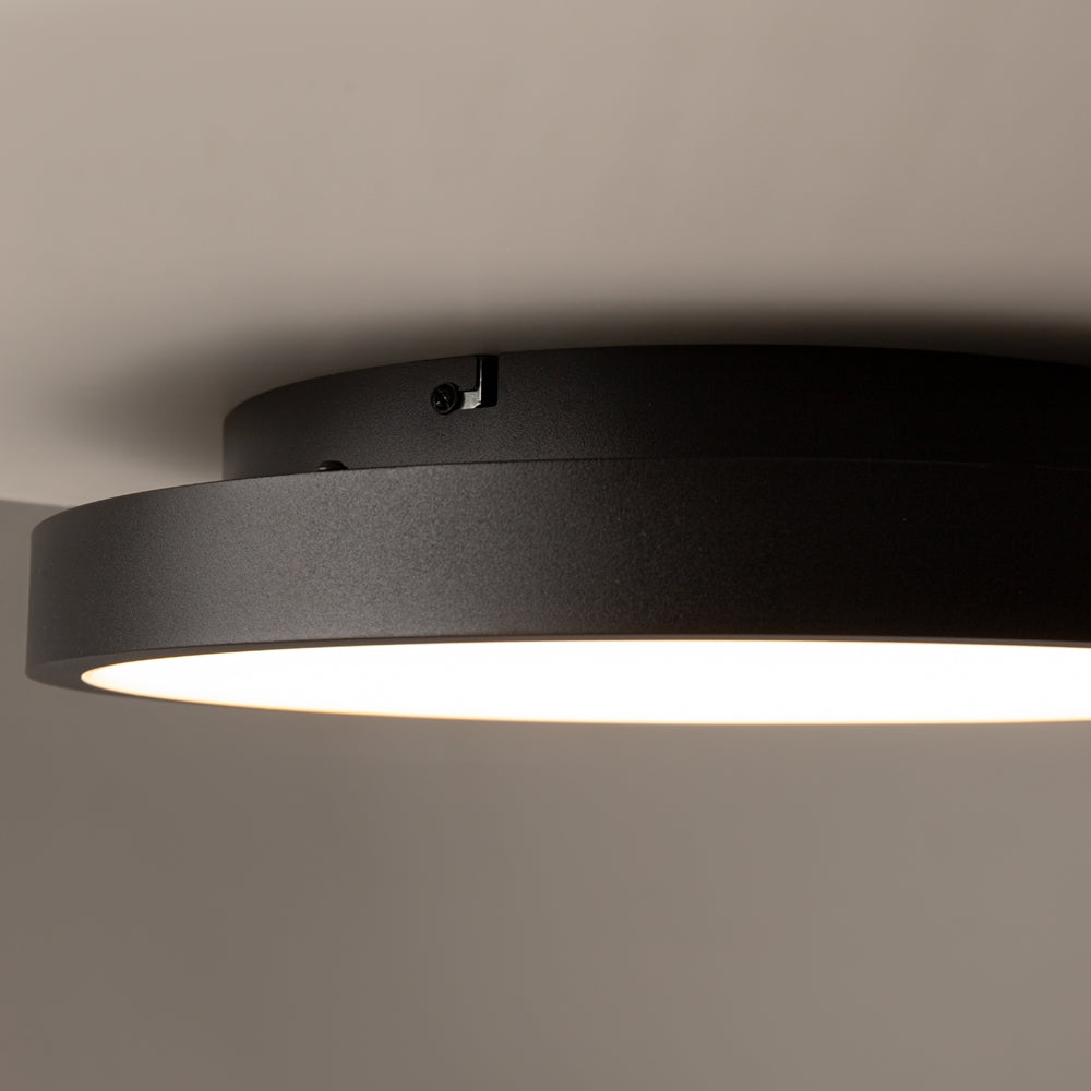Détail de l'installation montrant les vis de fixation du boîtier noir