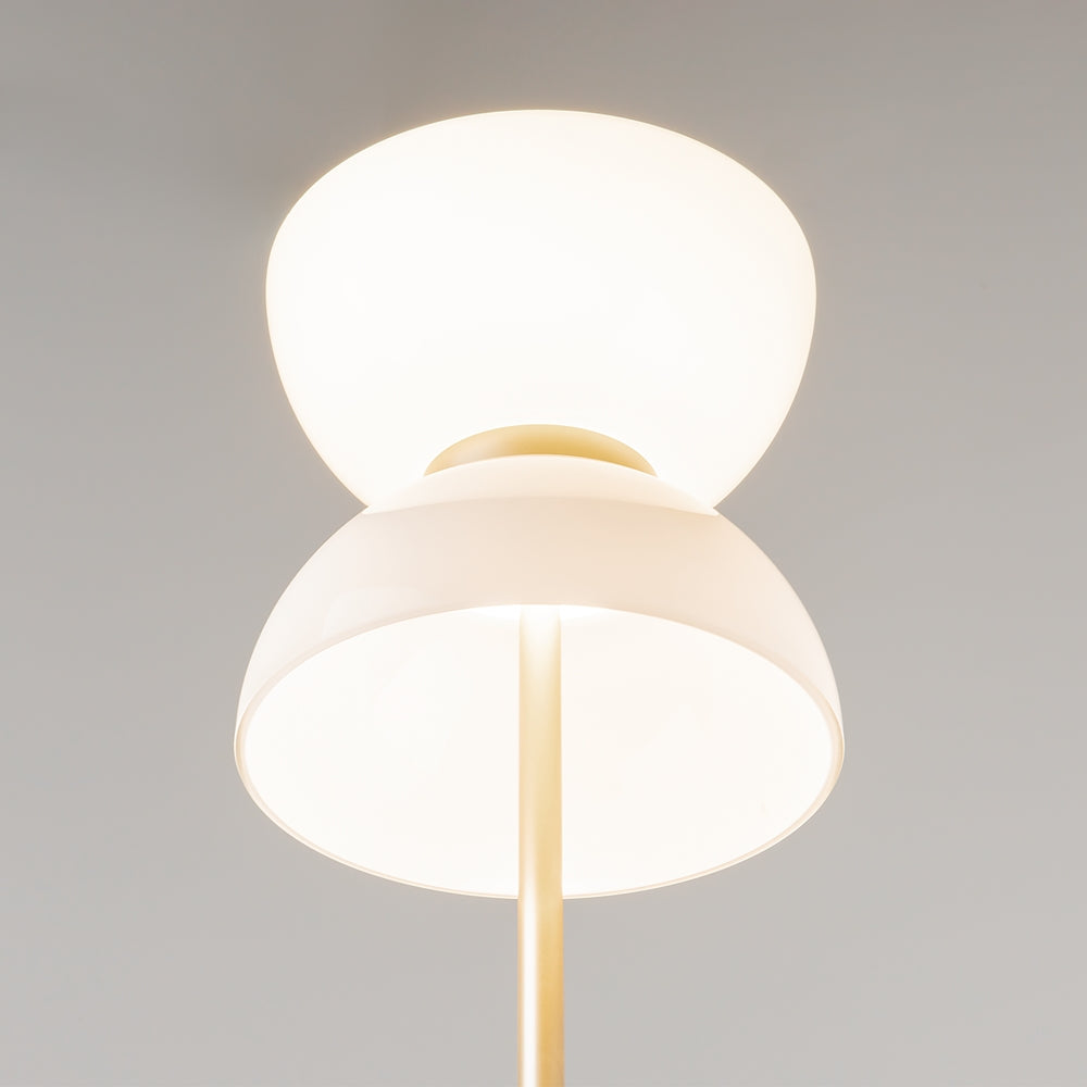Gros plan du double abat-jour blanc et de l'anneau doré central illuminé.