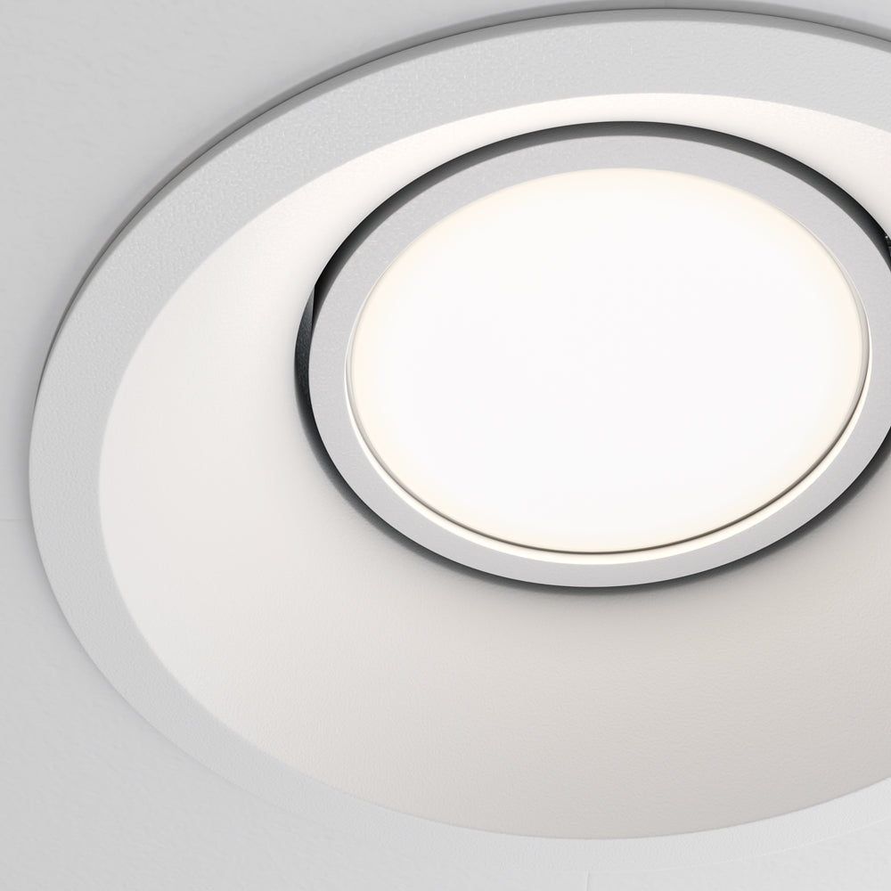 Gros plan sur la collerette blanche et le diffuseur opaque du spot orientable