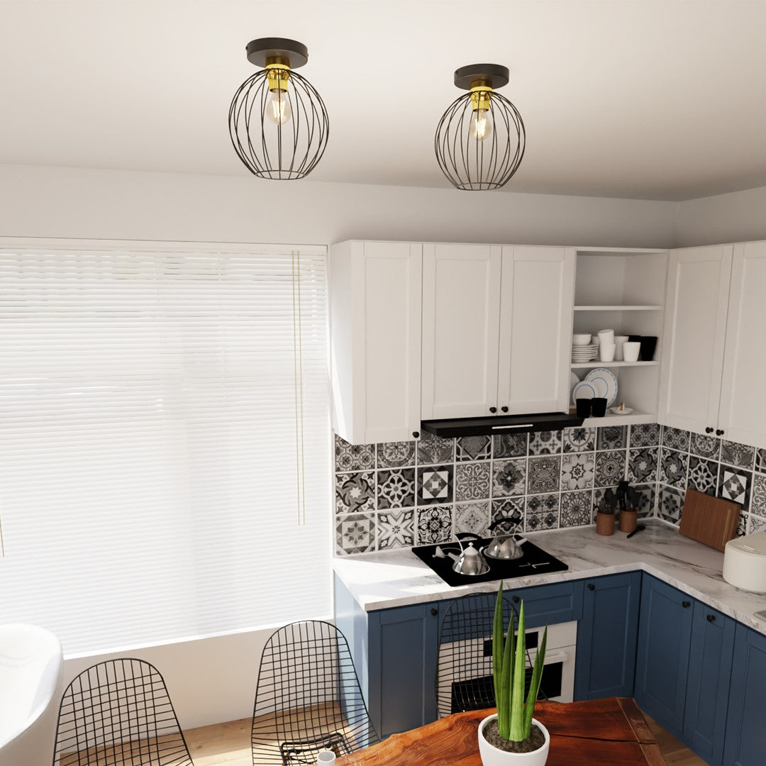Cuisine blanche et bleue avec deux luminaires fixés au plafond