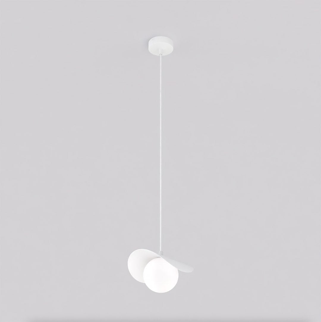 Vue de trois-quarts du luminaire montrant l'orientation des pétales autour de la sphère éclairante