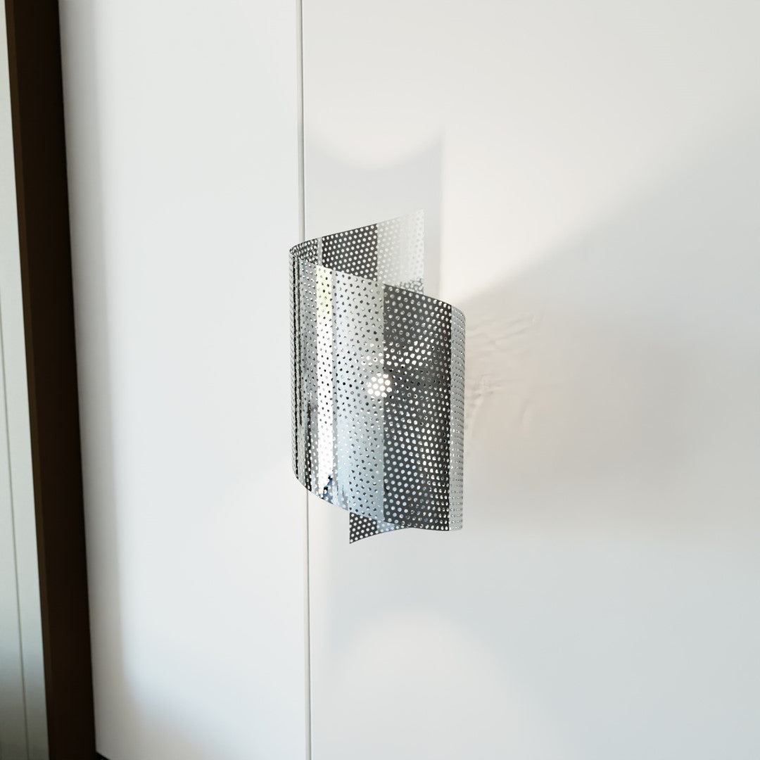 Applique murale allumée sur cloison blanche, halo lumineux diffusé à travers les perforations