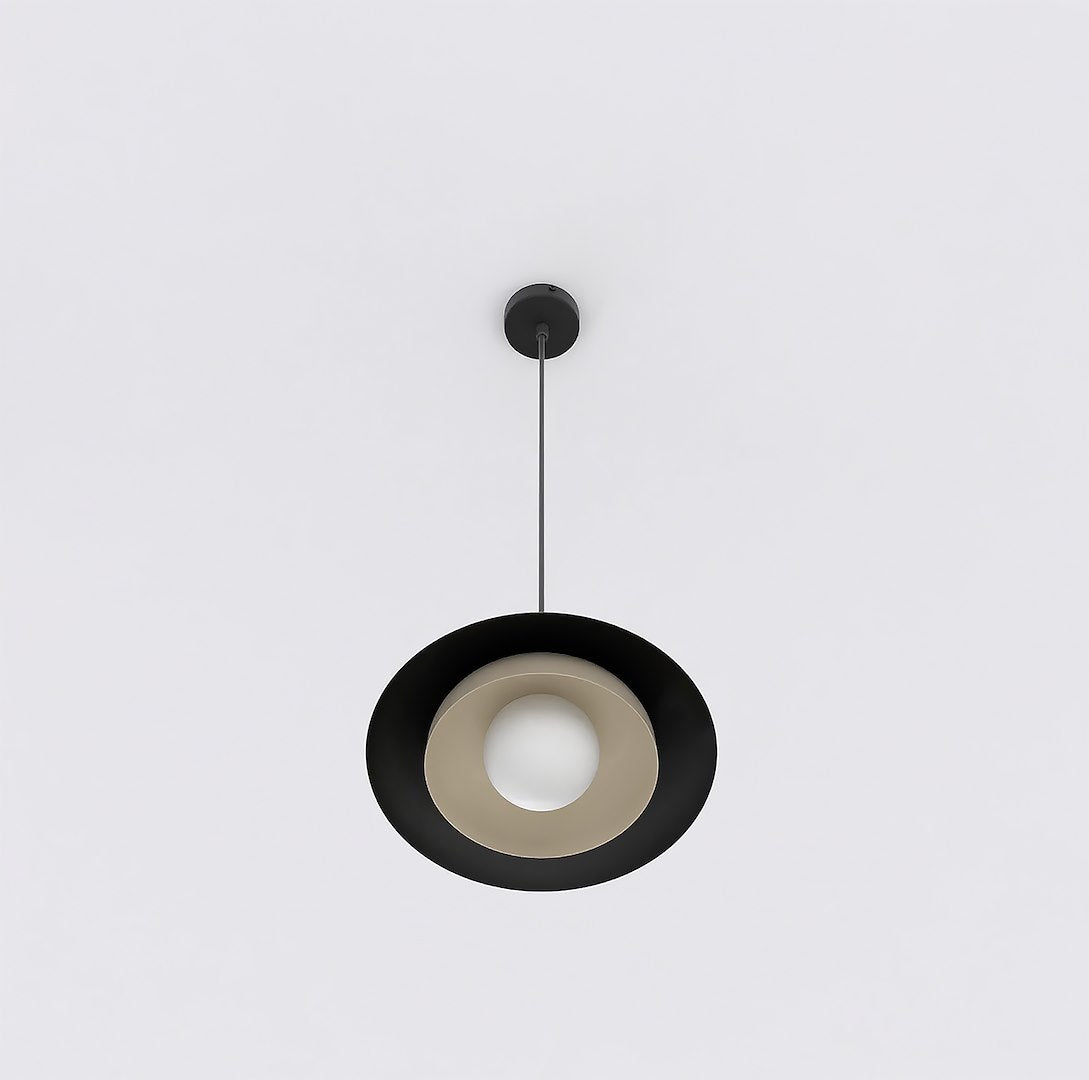 Vue de dessous montrant les cercles concentriques noirs, beiges et le diffuseur blanc