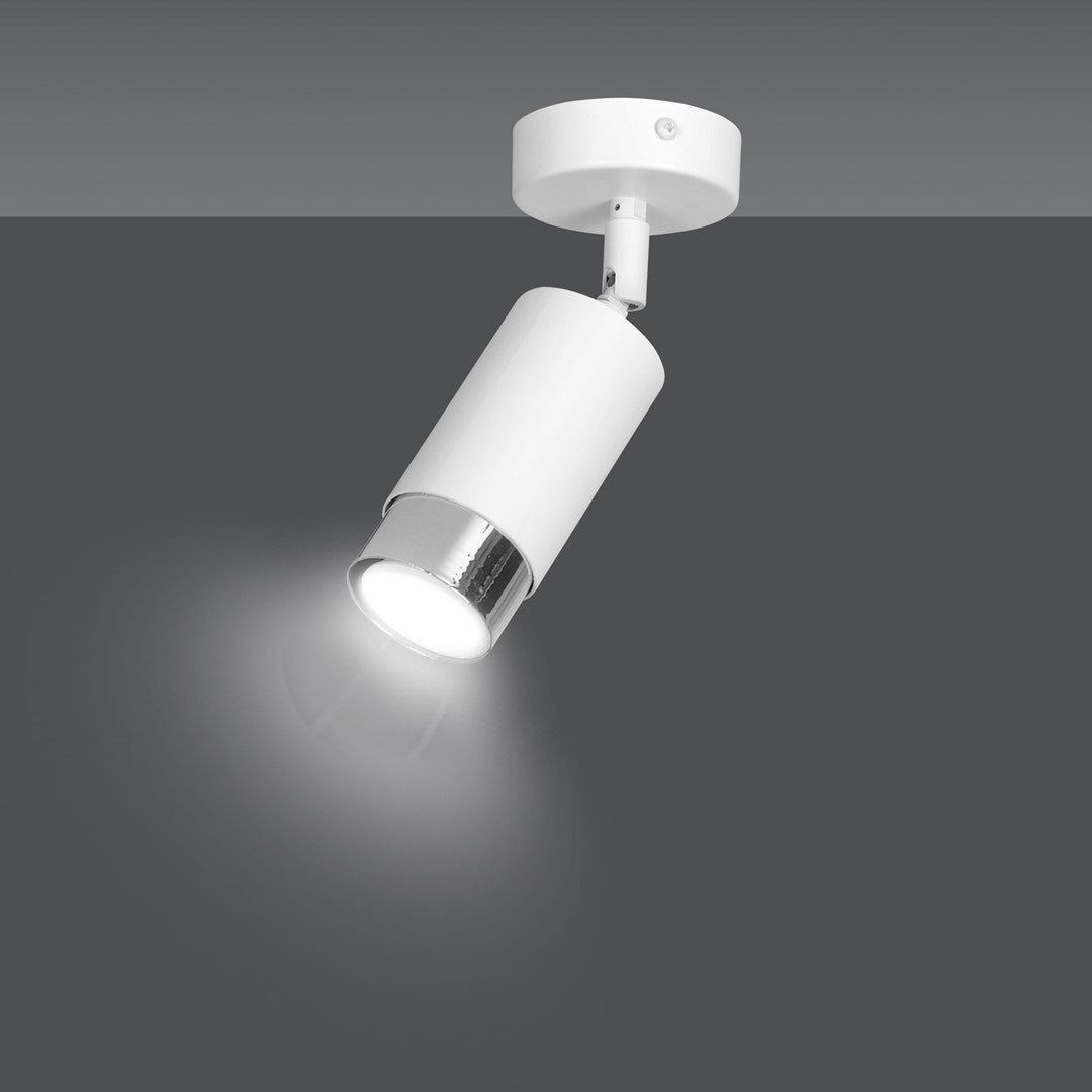 Spot allumé projetant un faisceau lumineux blanc diffus sur fond gris sombre