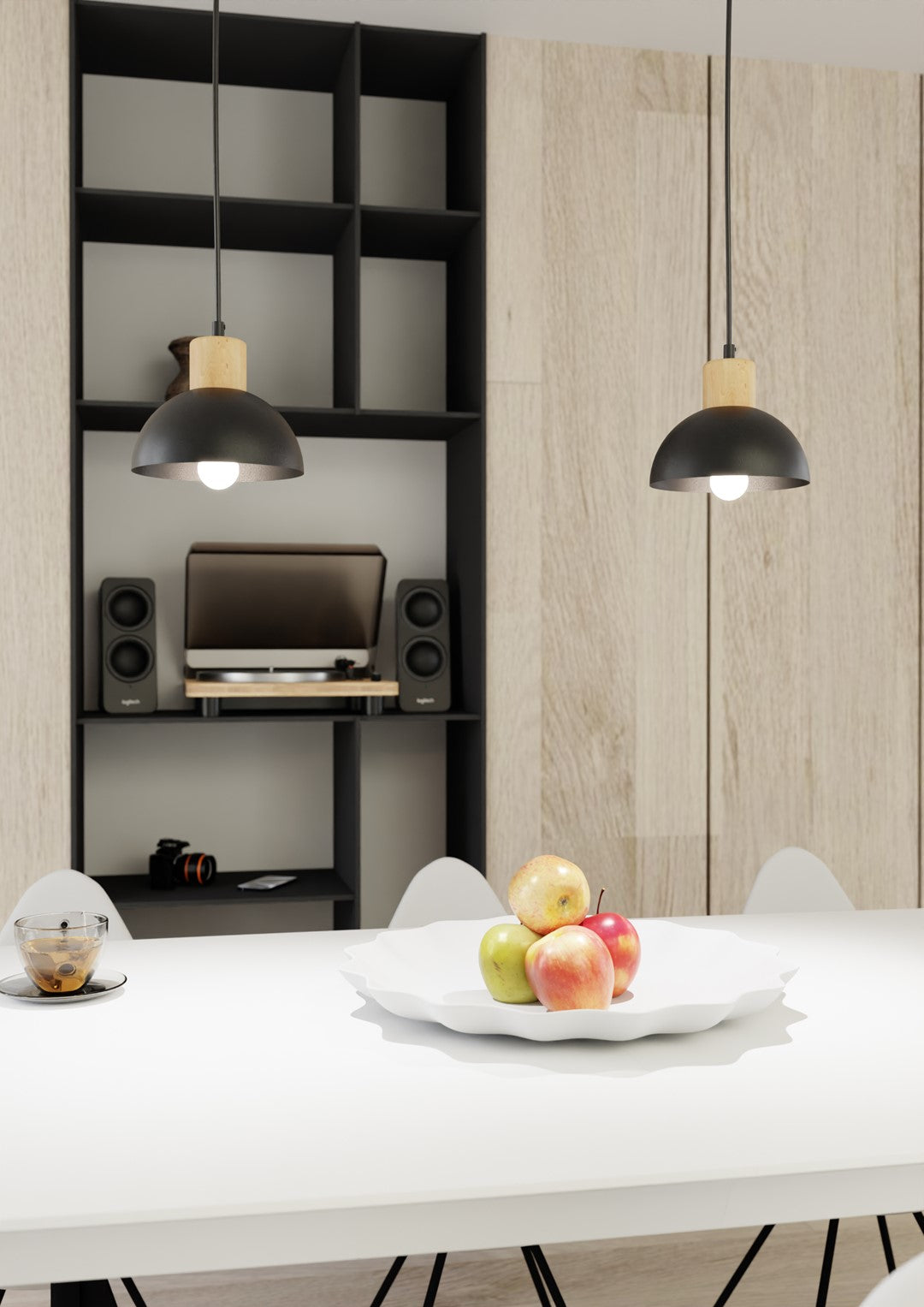 Gros plan sur deux luminaires noirs au-dessus d'une table et pommes
