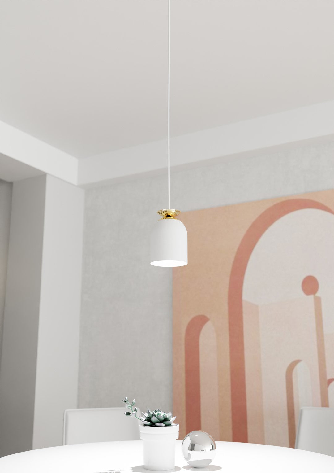 Gros plan sur l'abat-jour blanc et le détail doré du luminaire