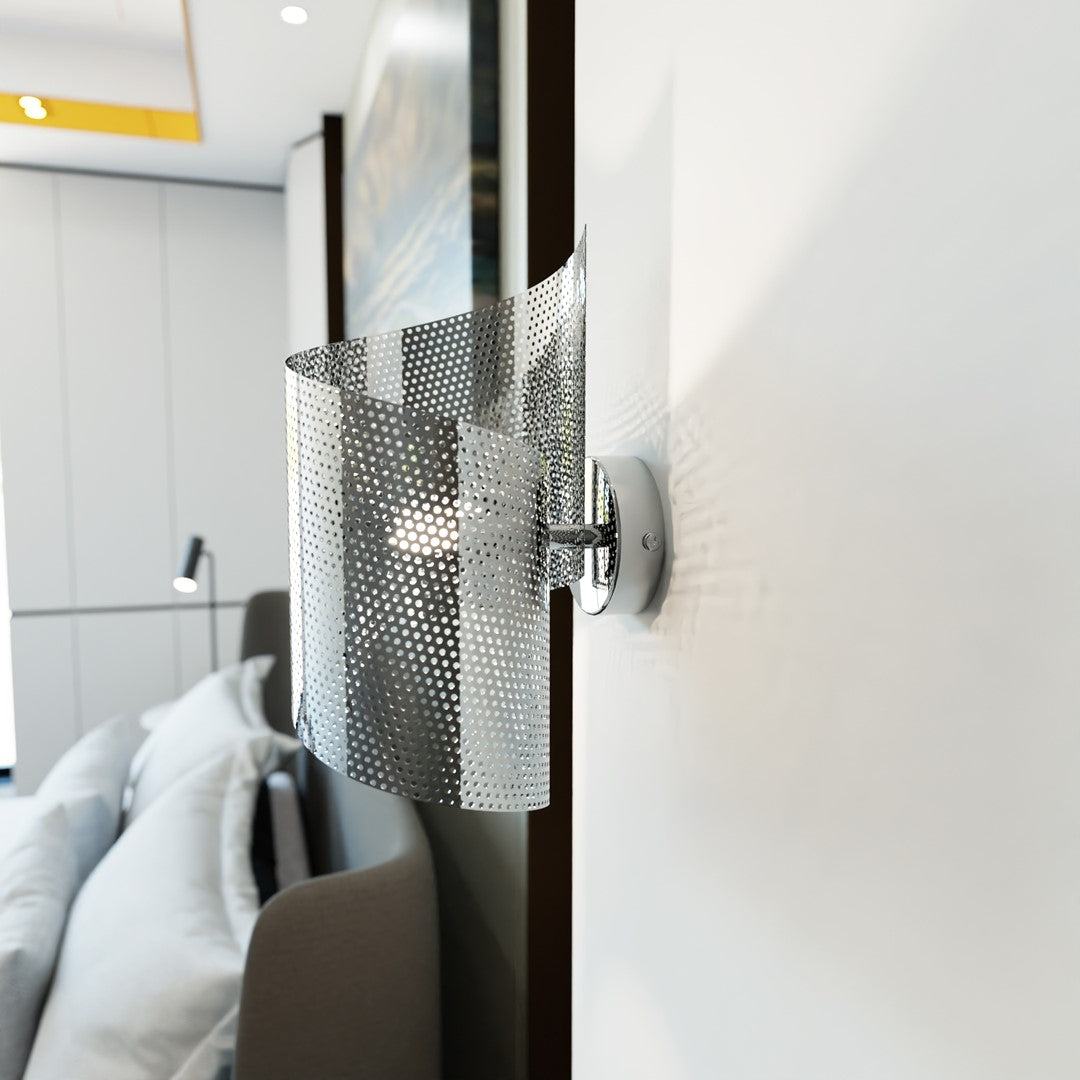 Vue de trois quarts dans une chambre, fixation ronde chromée visible près du lit