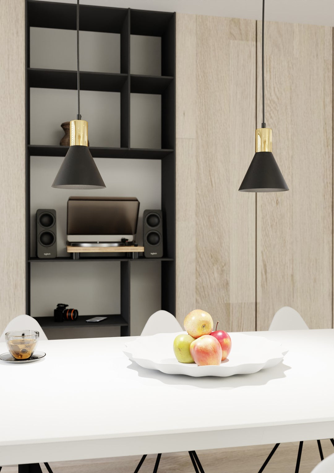 Gros plan sur deux luminaires coniques noirs et dorés au-dessus d'un plat de fruits