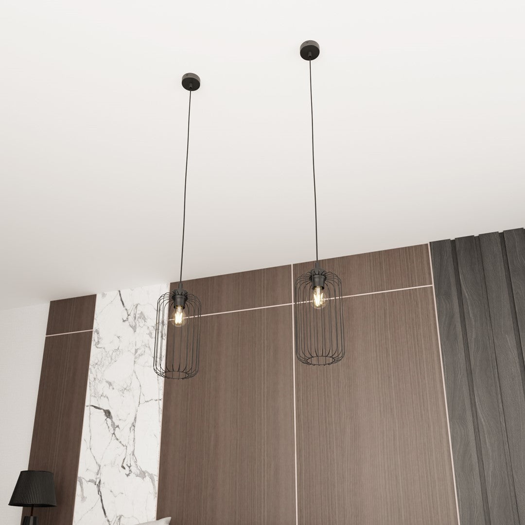Mise en ambiance avec deux suspensions noires suspendues devant un mur bois et marbre