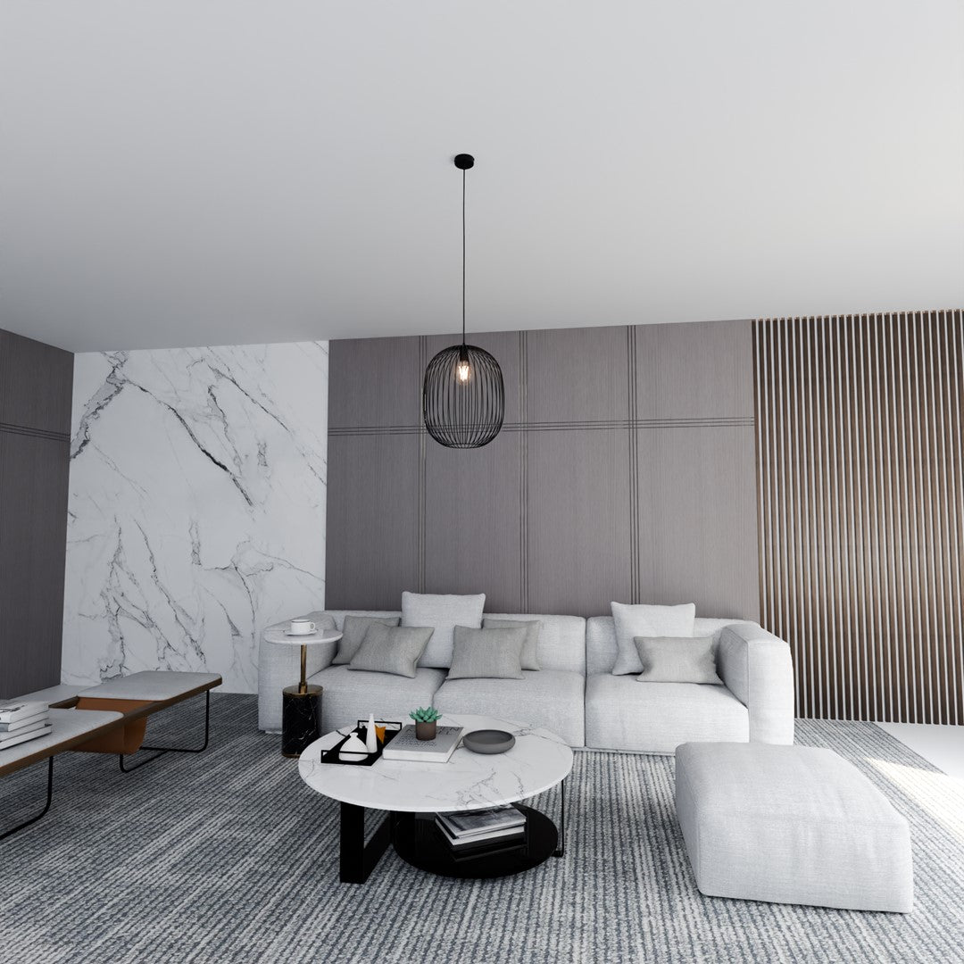 Mise en ambiance dans un salon moderne, suspension noire au-dessus d'une table basse en marbre.