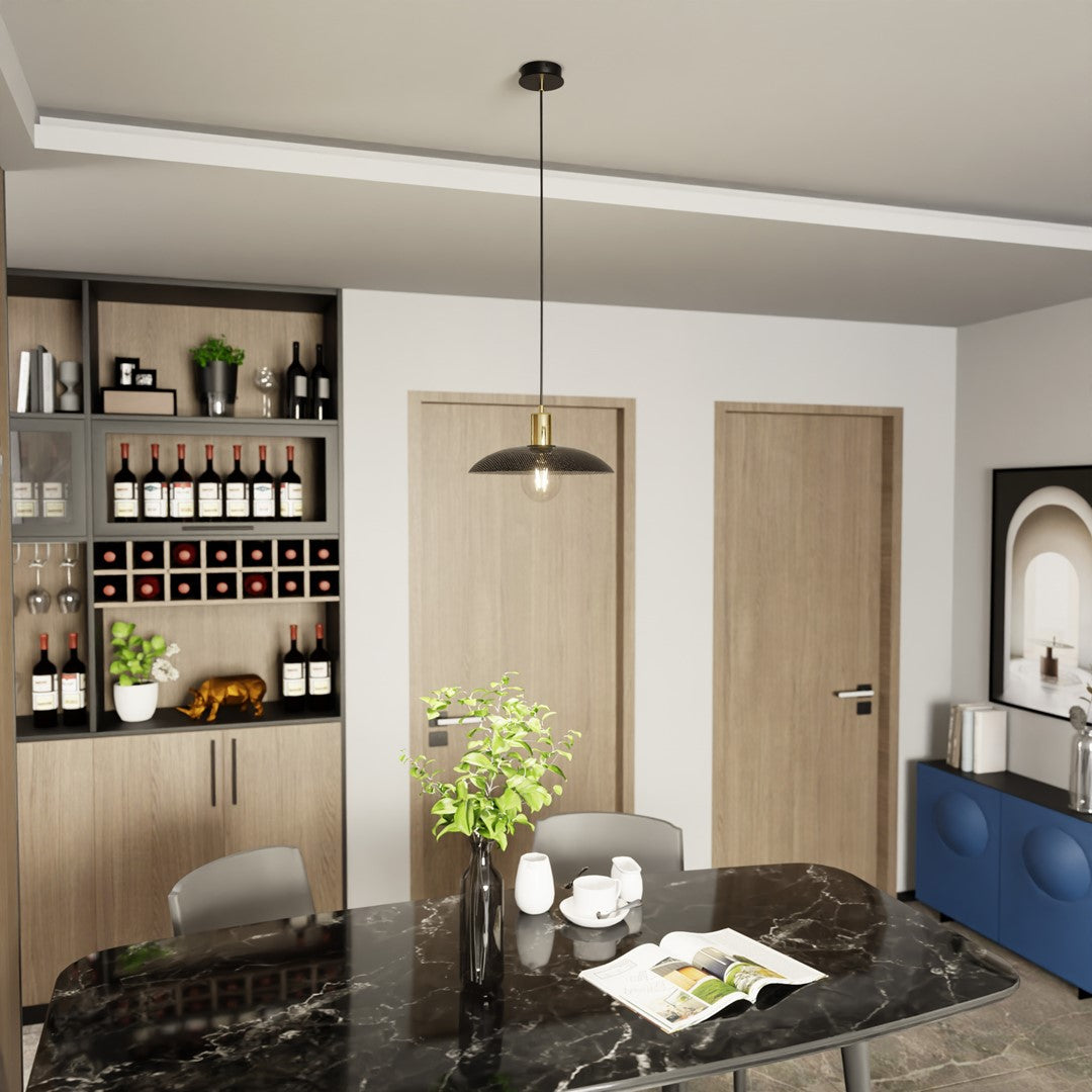 Mise en ambiance dans une salle à manger, suspension au-dessus d'une table en marbre noir