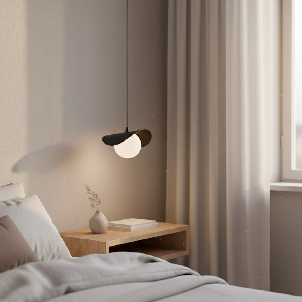 Mise en ambiance au-dessus d'une table de chevet en bois dans une chambre