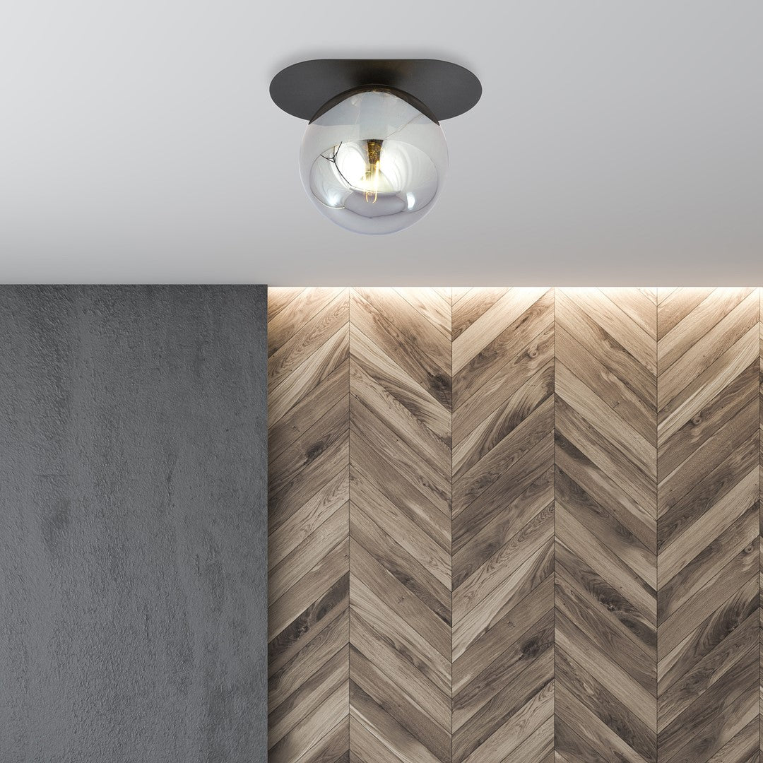 Plafonnier au plafond, ambiance avec mur béton et lambris chevrons bois.